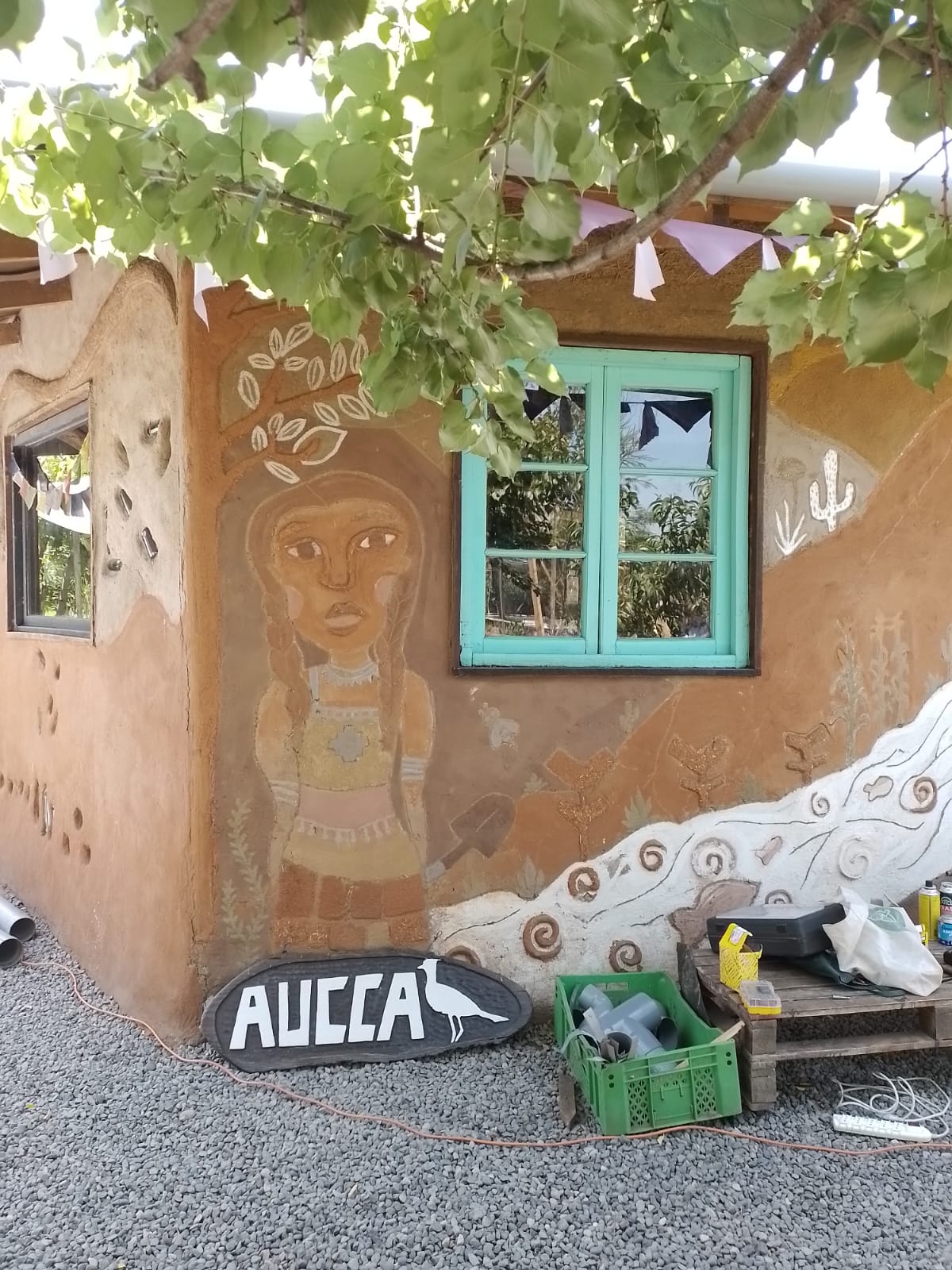 Mural y bioconstrucción en Aucca