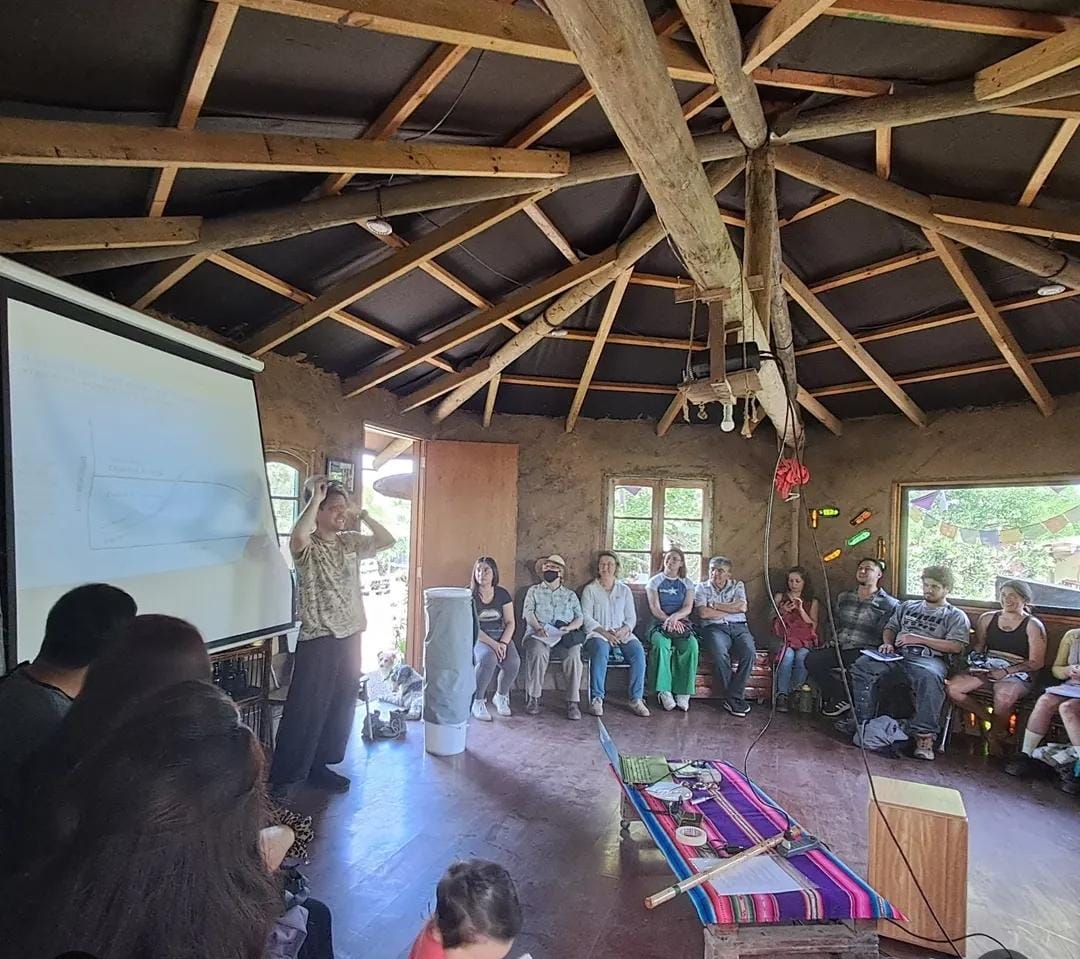Taller en la sala de talleres bioconstruida